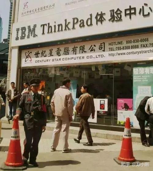 華強(qiáng)北大量電子工廠外遷,自此原本為工業(yè)區(qū)的華強(qiáng)北逐漸轉(zhuǎn)型為以銷售